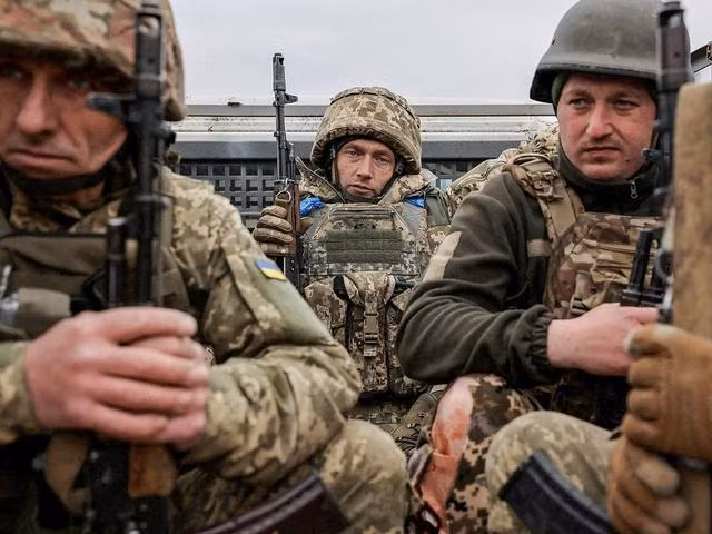 Vì hai thế lực lớn là Mỹ và Châu Âu đang bận rộn với cuộc chiến thương mại, nên thế trận của quân đội Ukraine (AFU) trên chiến trường, đương nhiên không mấy khả quan. Do đó, nhìn vào diễn biến tình hình chiến sự những ngày qua, có ba điểm đáng chú ý: