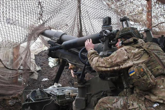 Trong khi cả thế giới đang tranh cãi về cuộc chiến thương mại do Mỹ phát động, thì Nga và Ukraine, về cơ bản không liên quan gì đến cuộc chiến thương mại này, cũng đang giao tranh, thậm chí còn dữ dội hơn trên một chiến tuyến dài hơn một nghìn km.