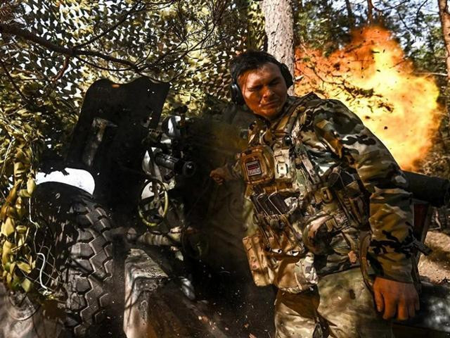 Một ngày trước đó, quân Ukraine bảo vệ Kupyansk của vùng Kharkov, đã được chuyển đến hướng Chasov Yar, nơi diễn ra giao tranh ác liệt hơn. Hiển nhiên, Bộ Tổng tham mưu AFU về cơ bản không có lực lượng dự bị chiến lược có thể huy động lúc này, chỉ có thể điều quân theo kiểu “giật gấu vá vai”.