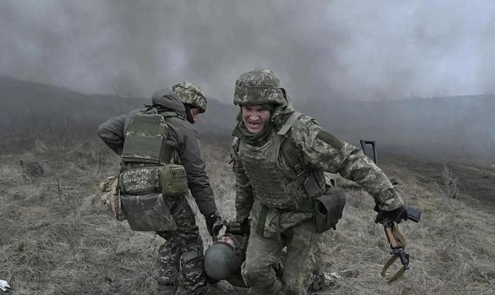 Phía Ukraine cũng không hề kém cạnh trong “cuộc chiến truyền thông”, Kiev tuyên bố, có khoảng 1.000 binh sĩ Nga thiệt mạng hoặc bị thương mỗi ngày, một con số nghe có vẻ “đáng báo động”. Nếu xét về số lượng và quy mô quân số Nga tham chiến, thì con số này có vẻ cường điệu hơn cả phía Nga.