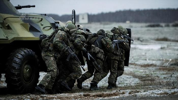 Quân khu Leningrad cũng được huy động, gồm một số đơn vị của Tập đoàn quân tổng hợp 6 và Tập đoàn quân 44. Sư đoàn bộ binh cơ giới Cận vệ 8 và 51 của Quân khu phía Nam; một số đơn vị thuộc Tập đoàn quân cận vệ số 5 và Tập đoàn quân tổng hợp số 35 thuộc Quân khu phía Đông, cũng được huy động tăng viện cho hướng mặt trận Kursk.