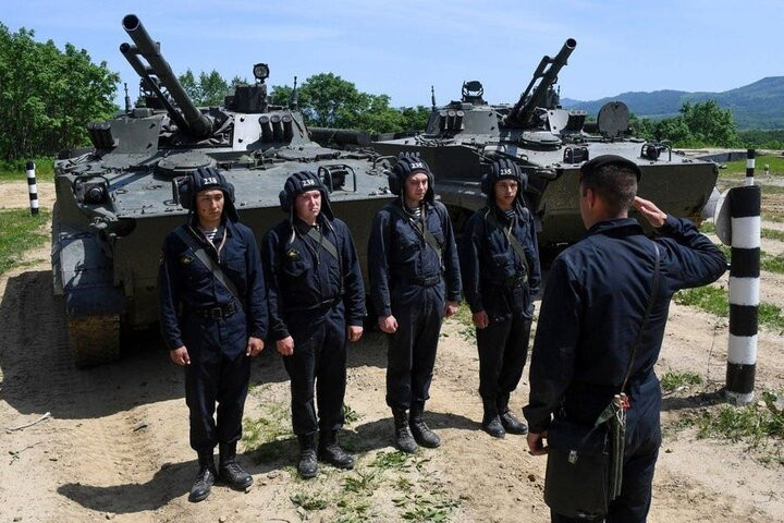 Hải quân Nga cũng tăng cường lực lượng cho mặt trận Kursk; các đơn vị Thủy quân lục chiến từ Hạm đội Baltic, Hạm đội Phương Bắc, Hạm đội Thái Bình Dương và Hạm đội Biển Đen lần lượt đổ bộ và đóng vai trò là những lực lượng then chốt trong chiến dịch phản công của Nga.