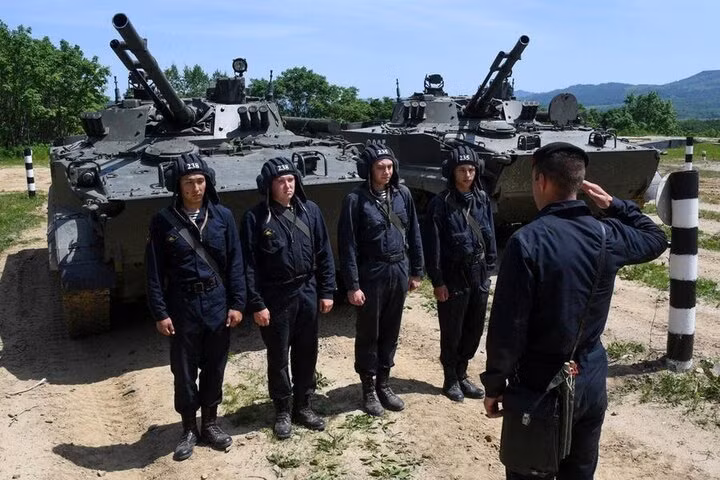 Hải quân Nga cũng tăng cường lực lượng cho mặt trận Kursk; các đơn vị Thủy quân lục chiến từ Hạm đội Baltic, Hạm đội Phương Bắc, Hạm đội Thái Bình Dương và Hạm đội Biển Đen lần lượt đổ bộ và đóng vai trò là những lực lượng then chốt trong chiến dịch phản công của Nga.