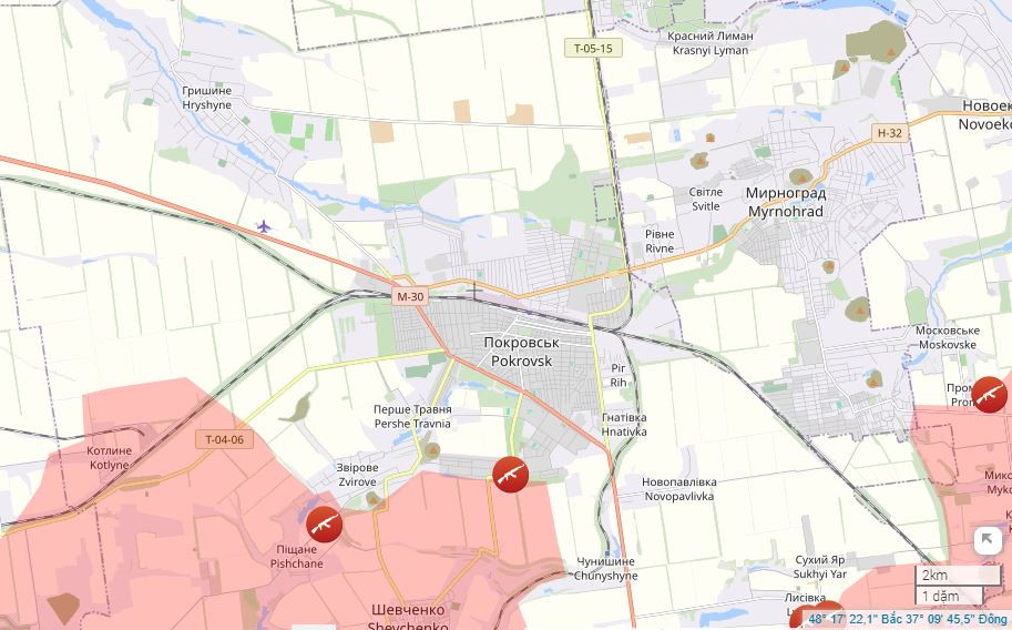 Như vậy vào thời điểm này, năm trong số bảy tuyến tiếp tế của Pokrovsk với bên ngoài đã bị cắt đứt. Hơn nữa, quân đội Nga bao vây Pokrovsk từ phía tây, chỉ cách xa lộ M04 từ Dnipro tới Pokrovsk hơn bốn km. 