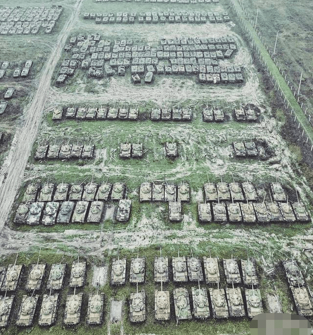 Tất nhiên, ở Nga cũng có nhiều vấn đề, không ít vũ khí niêm cất phơi mưa gió lâu ngày, thiếu khả năng bảo vệ hoàn hảo; không có nhiều vũ khí có thể mở niêm phong và được sử dụng với số lượng lớn. Đồng thời nhiều vũ khí, khí tài bị hư hỏng, đang chất thành đống ở Crimea và những nơi khác đang chờ sửa chữa.