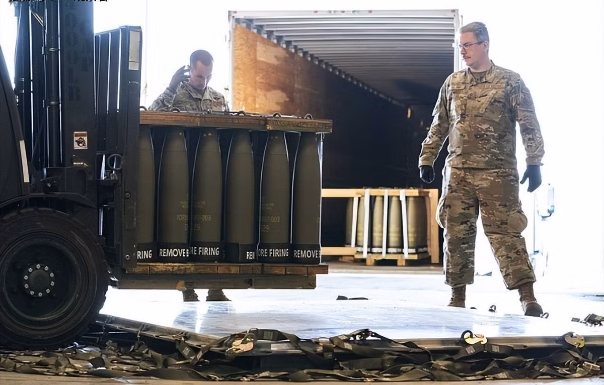 Đạn pháo 155mm do các doanh nghiệp quân đội Mỹ sản xuất trong một năm chỉ đủ cho quân đội Ukraine chiến đấu trong hai tuần. Các loại đạn pháo 155mm cung cấp cho Ukraine hiện nay, chủ yếu lấy từ kho dự trữ của quân đội Mỹ.