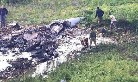 Năm 2018, một chiếc F-16 của Israel bị hệ thống phòng không Syria bắn hạ và rơi ở Israel, hai phi công nhảy dù thoát ra ngoài. Do vậy trên thế giới này, không có máy bay chiến đấu nào không thể bị bắn hạ, cũng như không có xe tăng nào không thể bị tiêu diệt, không có tàu chiến nào không thể bị đánh chìm và F-16 của Ukraine cũng vậy; chỉ là bị bắn hạ như thế nào mà thôi. (Nguồn ảnh: Topwar, Sputnik, CNN).