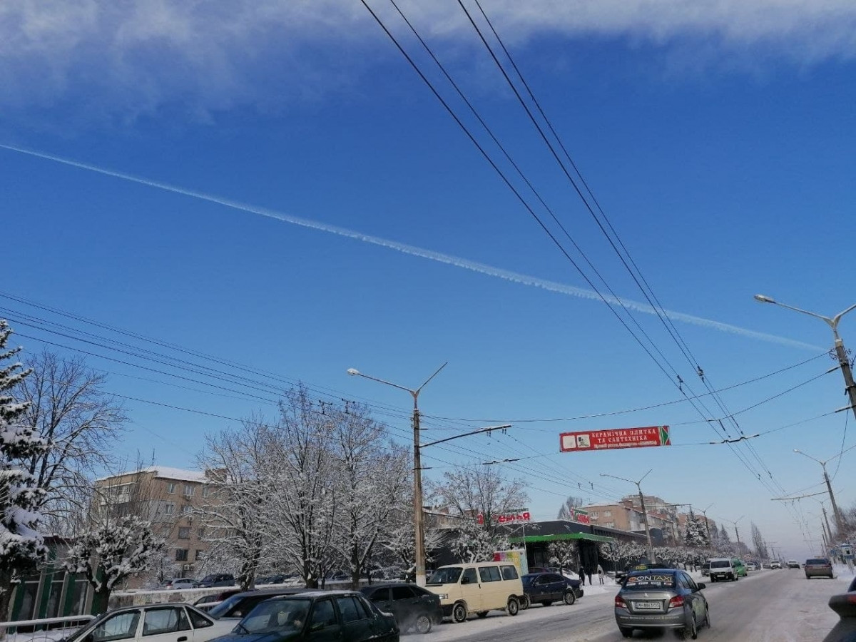 Trong những bức ảnh được chụp ở Kramatorsk, người xem có thể thấy rõ ràng chiếc máy bay quân sự của Mỹ. Đồng thời các chuyên gia lưu ý rằng, có khả năng chiếc máy bay này làm nhiệm vụ phát hiện việc triển khai quân đội Nga dọc theo biên giới Ukraine. 