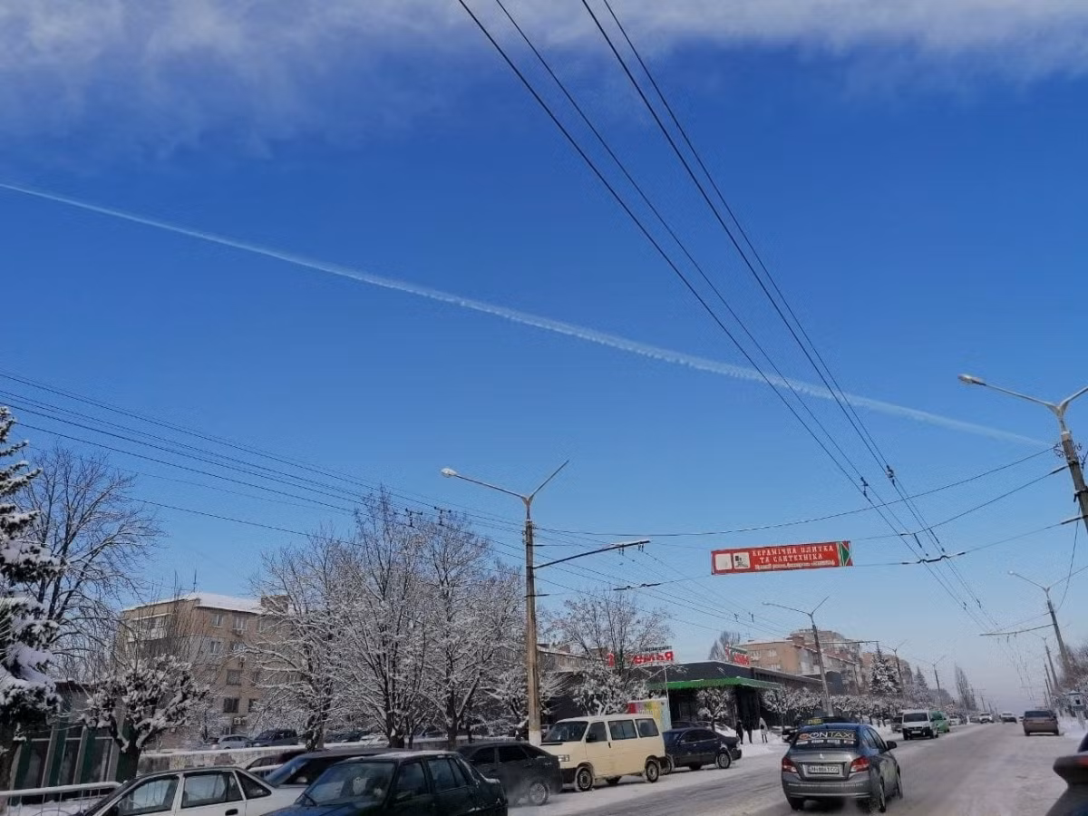 Trong những bức ảnh được chụp ở Kramatorsk, người xem có thể thấy rõ ràng chiếc máy bay quân sự của Mỹ. Đồng thời các chuyên gia lưu ý rằng, có khả năng chiếc máy bay này làm nhiệm vụ phát hiện việc triển khai quân đội Nga dọc theo biên giới Ukraine. 