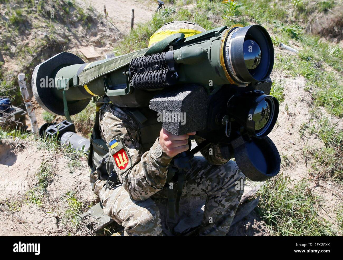 Trong khi đó, Quân đội Ukraine vẫn tiếp tục thử nghiệm các loại vũ khí mới được trang bị; sau UAV TB2 được đưa vào sử dụng, quân đội nước này tiếp tục thử nghiệm loại tên lửa chống tăng Javelin nhập của Mỹ, với mục tiêu là xe tăng chiến đấu chủ lực T-64, được chế tạo từ thời Liên Xô.