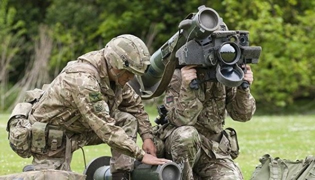 Hiện có nhiều thông tin về việc sử dụng các tổ hợp tên lửa chống tăng Javelin ở Donbass và xuất hiện thường xuyên; nhưng cho đến nay, cả Kiev lẫn Donetsk và Luhansk vẫn giữ thái độ im lặng.