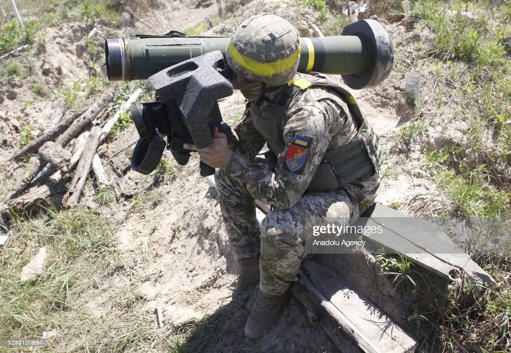 Đánh giá qua cuộc thử nghiệm mới đây, được Quân đội Ukraine quay video, một quả tên lửa Javelin phóng trúng chính xác vào tháp pháo của xe tăng T-64, nhưng tên lửa không thể xuyên lớp giáp của tháp pháo; mặc dù có gây thiệt hại, nhưng chúng không nguy hiểm.