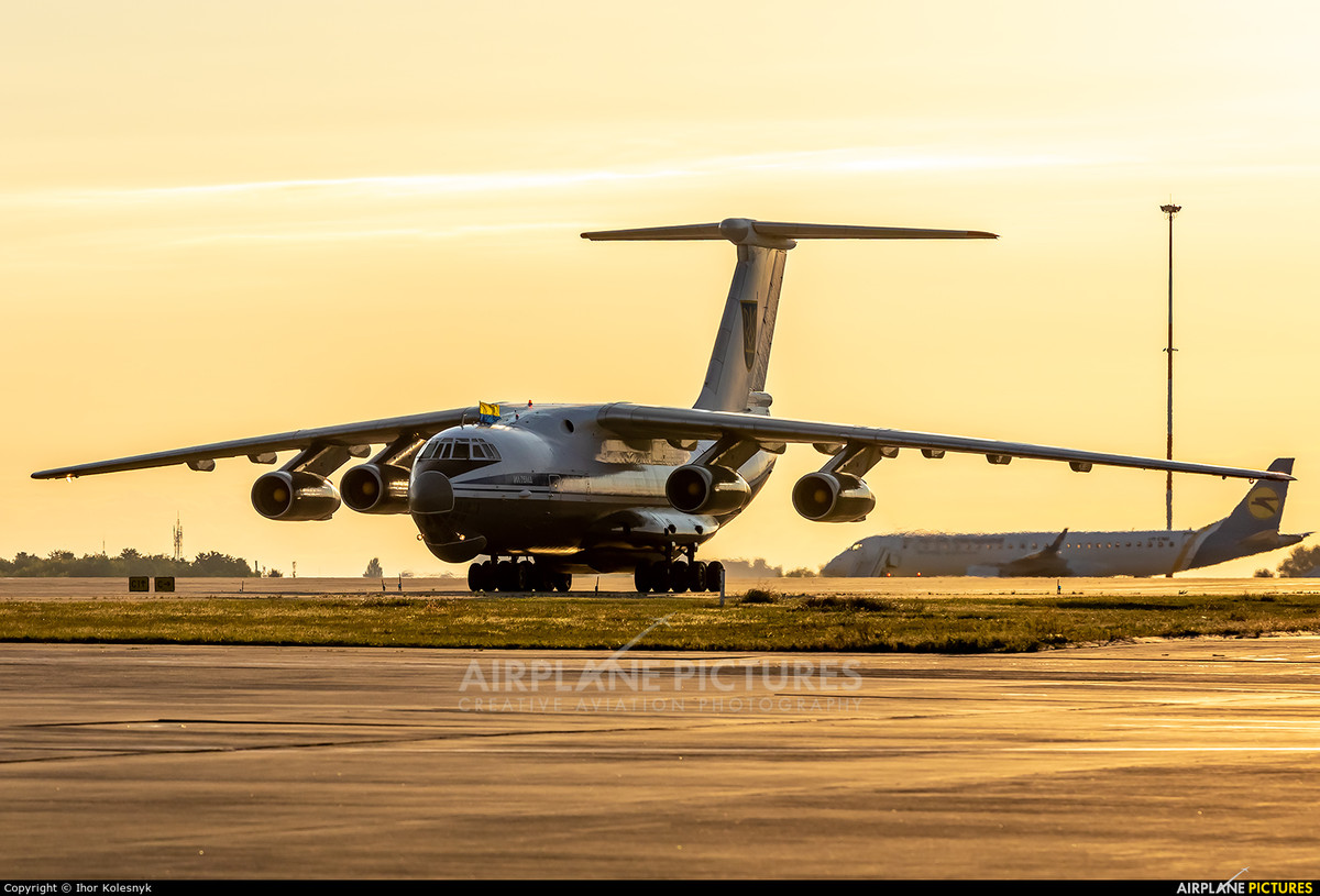 Đáng chú ý là cả sân bay dân dụng và sân bay quân sự của Ukraine đều được sử dụng để UAV TB2 cất và hạ cánh. Hơn nữa, Quân đội Ukraine có Trung tâm bay và huấn luyện Bayraktar Akinci, nơi có chiếc UAV Bayraktar TB2, đã được phát hiện ở Donbas”; hết lời dẫn. 