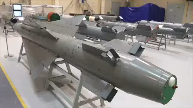 Chuyên gia tên lửa Nga Yeletsky cho biết, bom lượn có độ chính xác cao là mục tiêu khó khăn nhất đối với các hệ thống phòng không do rất khó bắn hạ. Ngoài ra máy bay chiến đấu có thể thả chúng ở độ cao rất lớn, rồi nhanh chóng rút khỏi trận địa, hoàn thành cuộc tấn công vào mục tiêu nhờ hệ thống tự lái trên bom. 