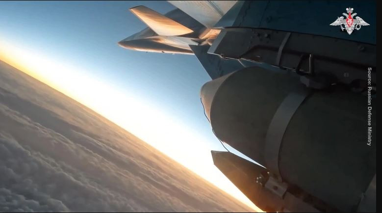 Do vậy, việc giảm tải trong một lần cất cánh là giải pháp kỹ thuật giúp kéo dài thời gian sử dụng máy bay, trong điều kiện chiến đấu cường độ cao và đặc biệt là thời gian cuộc chiến chưa biết bao giờ kết thúc. Do vậy cũng dễ hiểu, khi Không quân Nga không cho Su-34 mang nhiều bom trong một lần xuất kích. 