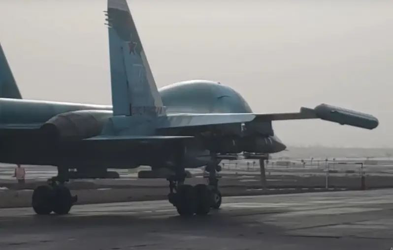 Bộ Quốc phòng Nga cũng vừa công bố đoạn video về máy bay Su-34 của lực lượng không quân chiến thuật Nga tấn công vào các vị trí của quân Ukraine gần thị trấn Ugledar, thuộc tỉnh Donetsk, miền đông Ukraine bằng bom chùm RBK-500.