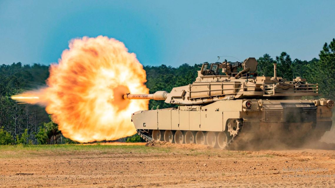 Xe tăng M1A1 Abrams được trang bị pháo nòng trơn 120mm, có khả năng bắn nhiều loại đạn khác nhau như đạn nổ phá chống bộ binh M830 HEAT và đạn xuyên giáp thoát vỏ M829A1 APFSDS-T, còn được gọi là “viên đạn bạc”, rất hiệu quả khi dùng chống lại xe bọc thép của đối phương.