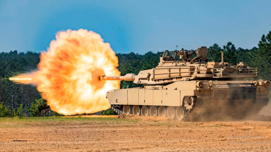 Xe tăng M1A1 Abrams được trang bị pháo nòng trơn 120mm, có khả năng bắn nhiều loại đạn khác nhau như đạn nổ phá chống bộ binh M830 HEAT và đạn xuyên giáp thoát vỏ M829A1 APFSDS-T, còn được gọi là “viên đạn bạc”, rất hiệu quả khi dùng chống lại xe bọc thép của đối phương.