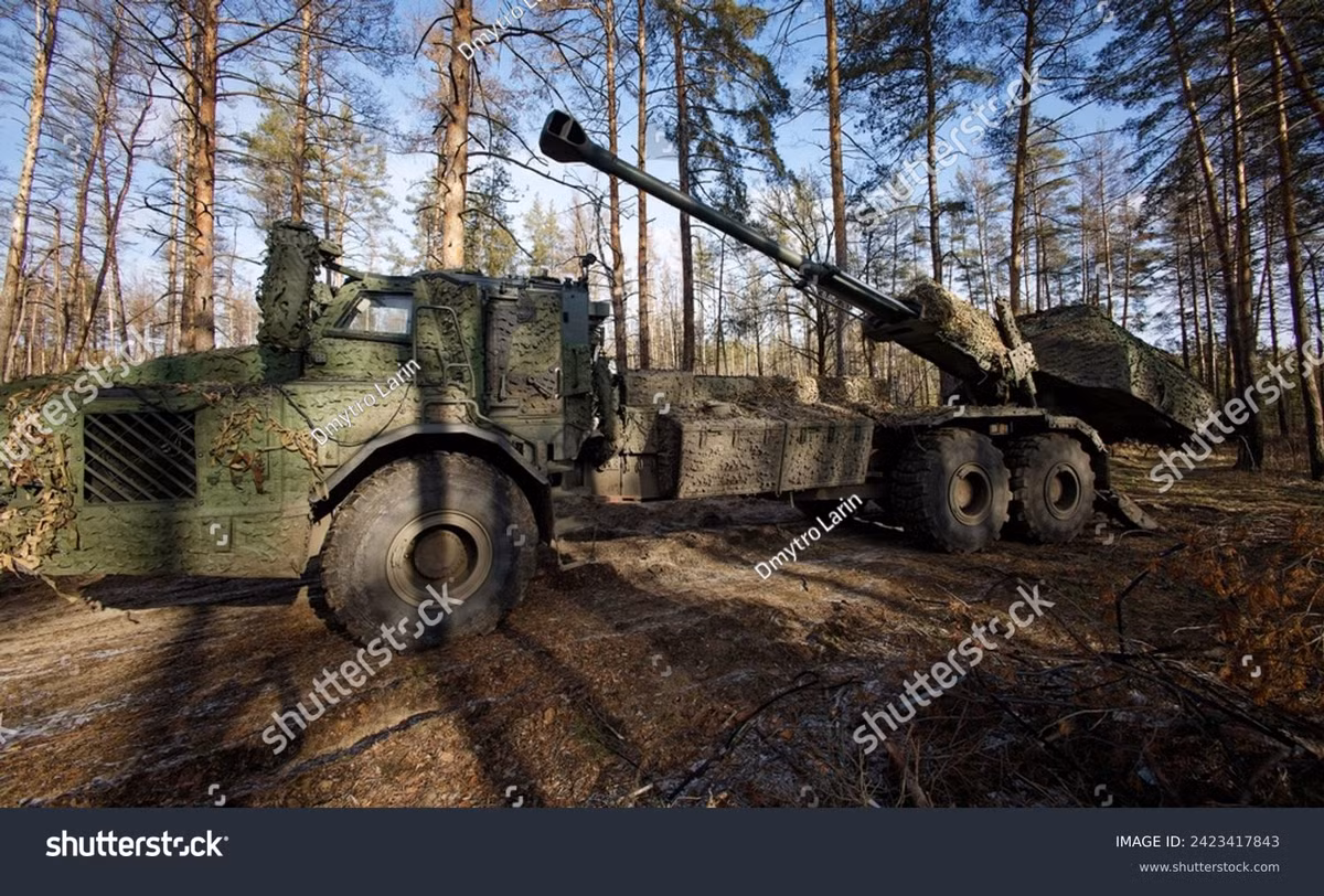 Một tính năng quan trọng khác của pháo tự hành Archer là mức độ tự động hóa cao, khi kịp pháo thủ chỉ cần 2-3 người và tất cả quá trình nạp đạn và bắn đều được tự động hóa. Điều này không chỉ làm giảm rủi ro cho khẩu đội, mà còn giúp triển khai và thu pháo nhanh chóng, không cho đối phương cơ hội phản pháo.