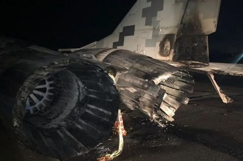 Ngay cả khi Quân đội Ukraine cho tất cả các máy bay chiến đấu đậu trong nhà chứa máy bay được gia cố, Quân đội Nga có thể buộc các máy bay chiến đấu phải tê liệt trên mặt đất, bằng cách phá hủy hạ tầng sân bay như đường băng, kho chứa nhiên liệu và kho vũ khí, hay đài chỉ huy không lưu... 