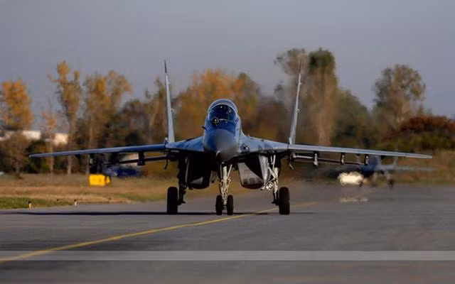 Tổng thống Duda thẳng thừng tuyên bố, lô máy bay chiến đấu MiG-29 này đã đến "những năm cuối cùng trong vòng đời sử dụng"; đồng thời cho biết, Không quân Ba Lan sẽ sử dụng chiến đấu cơ tàng hình F-35 của Mỹ và chiến đấu cơ hạng nhẹ FA-50 của Hàn Quốc sản xuất. 