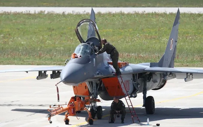 Hơn nữa, MiG-29 có tầm hoạt động ngắn, từng được mệnh danh là "gà què ăn quẩn cối xay"; nếu MiG-29 cất cánh từ các căn cứ không quân ở Ba Lan và Romania, nó có thể phải quay lại trước khi bay qua được sông Dnepr vì hết nhiên liệu.