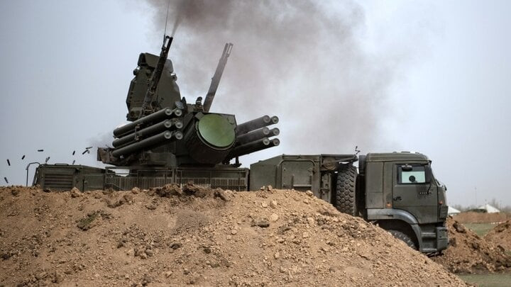 Sự leo thang gần Pokrovsk diễn ra trùng hợp với các sự kiện khác trên mặt trận. Ví dụ, vào rạng sáng ngày 2/5, phòng không Nga đã phá hủy 121 UAV của Ukraine, 89 trong số đó ở trên bầu trời Crimea. Điều này cho thấy nỗ lực của AFU nhằm đánh lạc hướng RFAF bằng cách tấn công các mục tiêu phía sau. 