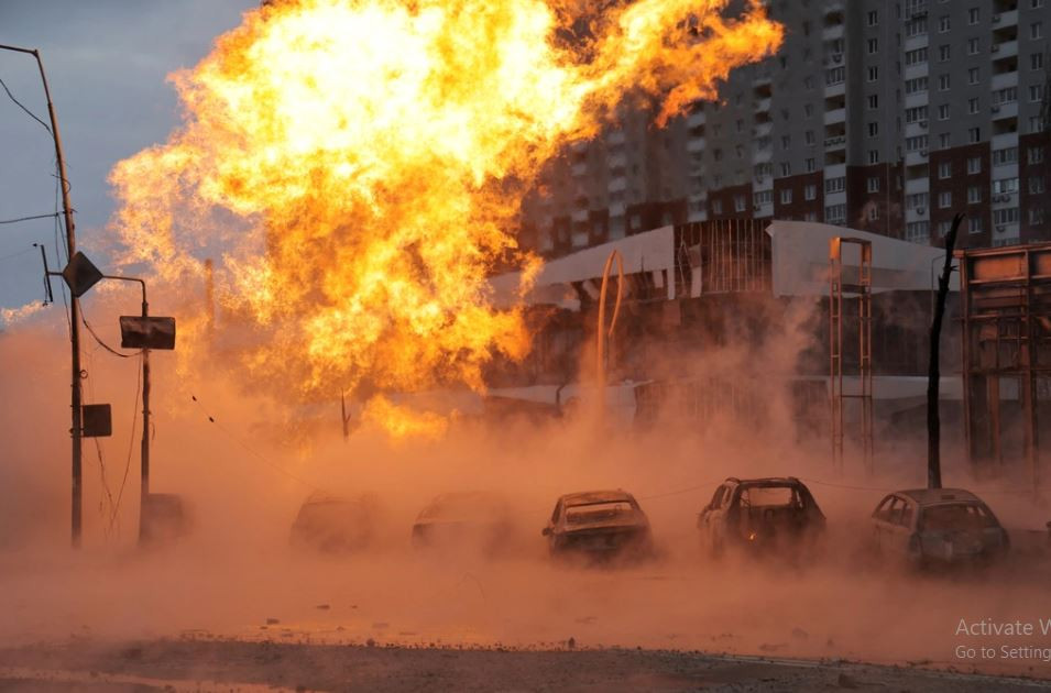 Trong đợt tấn công đầu tiên, Quân đội Nga sử dụng tên lửa siêu thanh Kinzhal, có chức năng tấn công xuyên mặt đất, mục đích xuyên vào sở chỉ huy trong hầm ngầm, là trung tâm chỉ huy của Cục Tình báo Quân đội Ukraine.