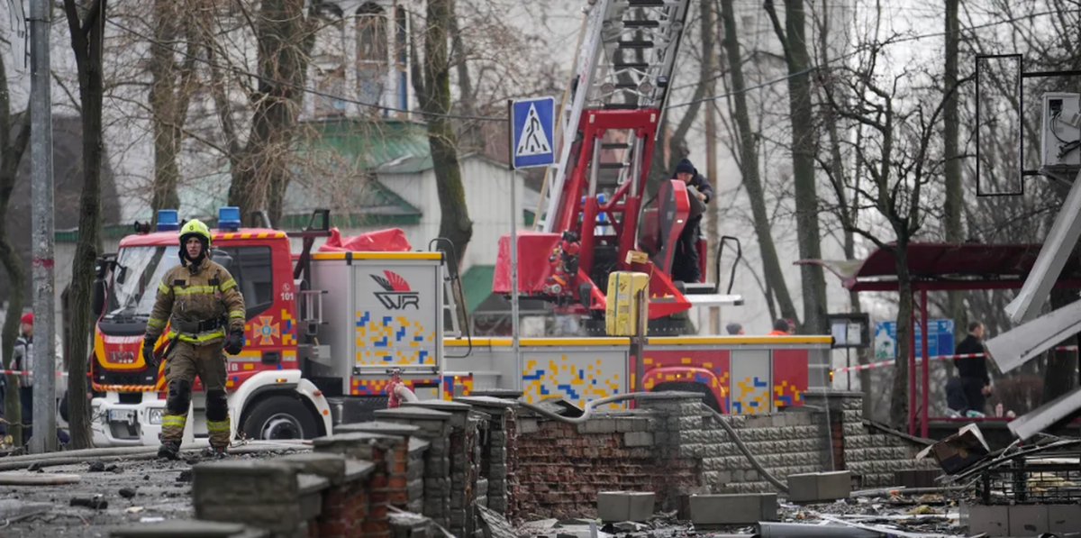 Sau khi Tổng cục Tình báo Quân đội Ukraina bị tên lửa tấn công, thủ đô Moscow bị 8 UAV tự sát tấn công. Do vậy các đòn tấn công trả đũa giữa hai bên liên tiếp được đưa ra, và các tòa nhà chính phủ ở Kiev giờ nên được tăng cường thêm khả năng bảo vệ phòng không trước các đòn tập kích tên lửa, được dự đoán là mạnh hơn trong thời gian tới (Nguồn ảnh: Reuters, CNN, Sputnik).