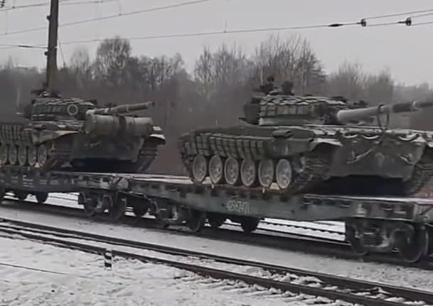 Còn cách đây vài giờ, cách biên giới Ukraine vài chục km, trên vùng lãnh thổ Nga, người ta đã nhìn thấy một đoàn tàu chở những phương tiện bọc thép bao gồm xe tăng, xe chiến đấu bộ binh, xe tăng và các loại vũ khí khác.