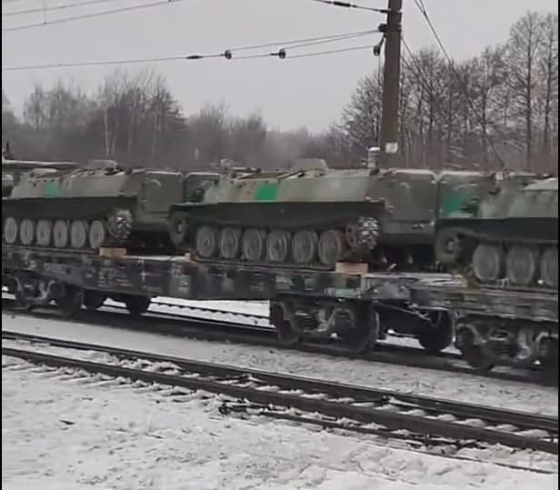 Trong các bức ảnh được đưa lên mạng xã hội, người xem có thể thấy rằng số lượng lớn các xe bọc thép, được sơn phủ lên, hoặc biển số bị thiếu hoàn toàn. 