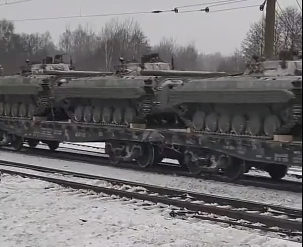 Một đặc điểm chính và theo các chuyên gia thậm chí là một điều kỳ lạ, đó là sự vắng mặt của những biển số trên xe. Điều này thường được sử dụng để ngăn đối phương có thể biết phương tiện chiến đấu đó, thuộc về đơn vị nào.