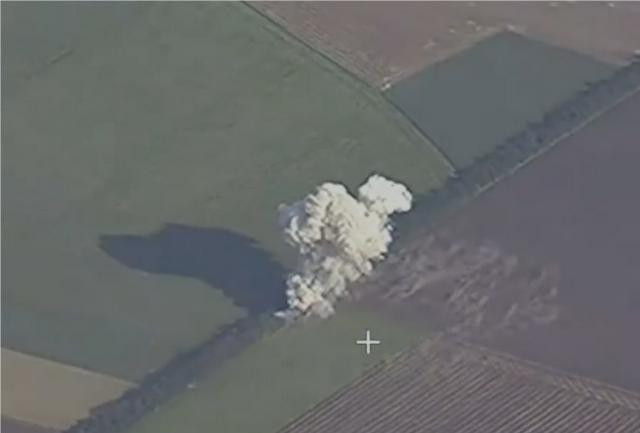 Vì vậy, trong tầm bắn của bệ phóng tên lửa HIMARS và M270, UAV trinh sát của Nga thường xuyên xuất hiện và Quân đội Ukraine cũng biết rằng, các hoạt động của họ đã bị UAV trinh sát Nga giám sát. UAV trinh sát của Nga đã phát hiện nhiều mục tiêu có giá trị cao của Quân đội Ukraine trong thời gian gần đây. Trong số các mục tiêu bị tấn công, đương nhiên có bệ phóng tên lửa HIMARS và M270. 