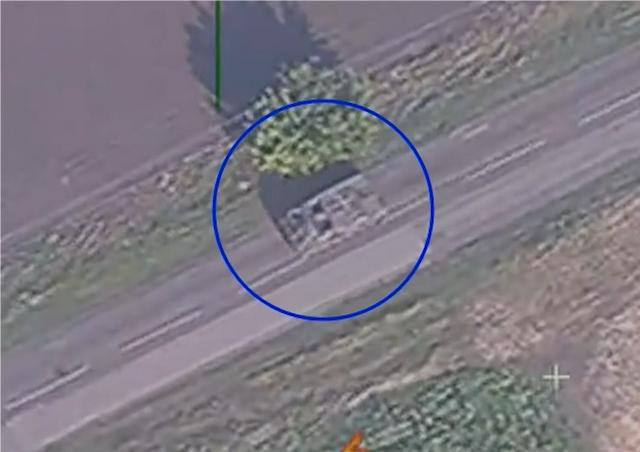 Nhưng thật không may cho kíp pháo thủ của chiếc M270 này, thực tế đã bị UAV trinh sát của Nga phát hiện ngay và thực hiện giám sát liên tục bệ phóng tên lửa này. Bệ phóng M270 di chuyển về phía bắc hơn 16 km, rồi ẩn nấp trong hàng cây gần đó. 