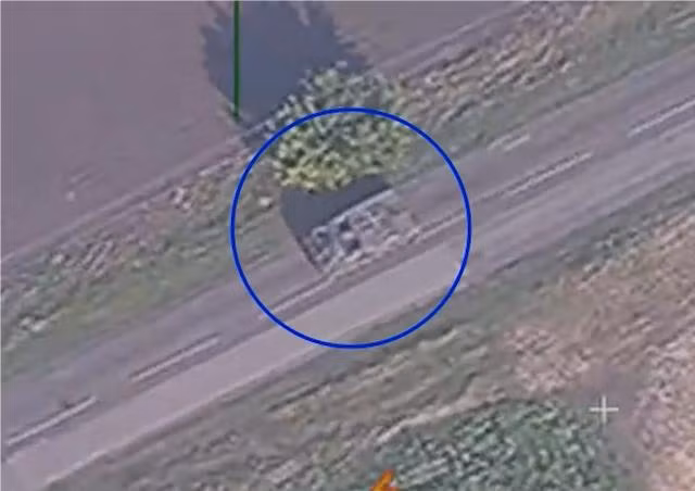 Nhưng thật không may cho kíp pháo thủ của chiếc M270 này, thực tế đã bị UAV trinh sát của Nga phát hiện ngay và thực hiện giám sát liên tục bệ phóng tên lửa này. Bệ phóng M270 di chuyển về phía bắc hơn 16 km, rồi ẩn nấp trong hàng cây gần đó. 