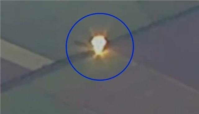 Nhưng nơi này quá gần tiền tuyến. Ở khoảng cách hơn 20 km, mật độ UAV trinh sát của Nga khá nhiều, nên việc bệ phóng M270 này bị lộ là rất cao. Trong thời gian giám sát bệ phóng M270 này di chuyển, Quân đội Nga đã khởi động bệ phóng tên lửa Iskander. Khi thời cơ đến, tên lửa phóng chính xác, phá hủy bệ phóng tên lửa M270 quý giá và toàn bộ kíp chiến đấu.