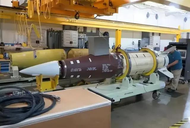 Hiện nay Quân đội Ukraine có loại tên lửa chiến thuật ATACMS, tầm bắn tới 300km. Nếu các bệ phóng tên lửa của Quân đội Ukraine có thể phóng đạn cách xa tiền tuyến vài trăm km và thực hiện cơ động nhanh, thì Quân đội Nga vẫn khó có thể tấn công các mục tiêu cơ động của Quân đội Ukraine trong phạm vi này.