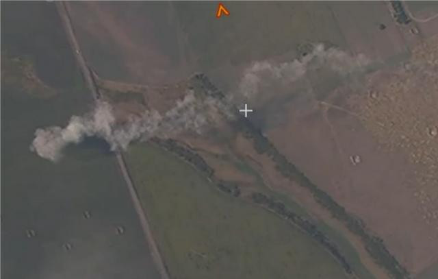 Do khả năng cơ động chậm của bệ phóng M270 (do sử dụng khung gầm bánh xích) sẽ hợp lý hơn nếu bố trí bệ phóng M270 sâu ở phía sau để phóng tên lửa chiến thuật ATACMS. Nhưng Quân đội Ukraine không có nhiều tên lửa loại này, mà họ có nhiều tên lửa không điều khiển M30, có tầm bắn chỉ 30km, nên việc phải mạo hiểm tiếp cận chiến tuyến cũng là điều dễ hiểu. Nhưng như vậy, đồng nghĩa với việc Ukraine chấp nhận tổn thất. (Nguồn ảnh: Sina, CNN, Wikipedia).