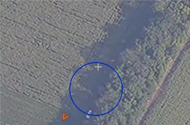 Đây chắc chắn không phải là trạm dừng cố định của bệ phóng M270 này. Theo ước tính thông thường, hàng cây ở đây chỉ được dùng làm chỗ ẩn nấp để phóng đạn về hướng Ocheretine rồi rút nhanh. Có thể căn cứ thường trực của nó là thành phố Pokrovsk gần đó, hoặc thậm chí xa hơn nữa, vì Pokrovsk hiện không còn an toàn nữa.