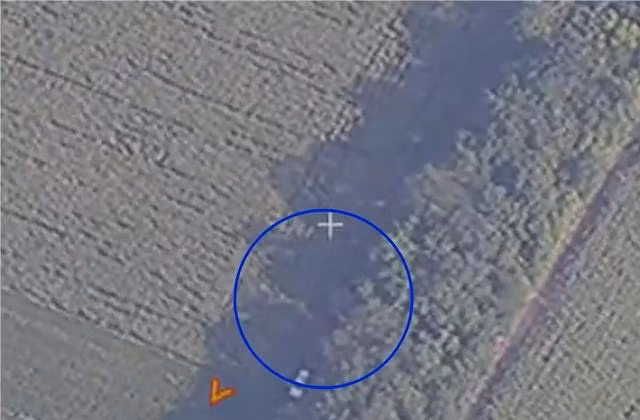 Đây chắc chắn không phải là trạm dừng cố định của bệ phóng M270 này. Theo ước tính thông thường, hàng cây ở đây chỉ được dùng làm chỗ ẩn nấp để phóng đạn về hướng Ocheretine rồi rút nhanh. Có thể căn cứ thường trực của nó là thành phố Pokrovsk gần đó, hoặc thậm chí xa hơn nữa, vì Pokrovsk hiện không còn an toàn nữa.