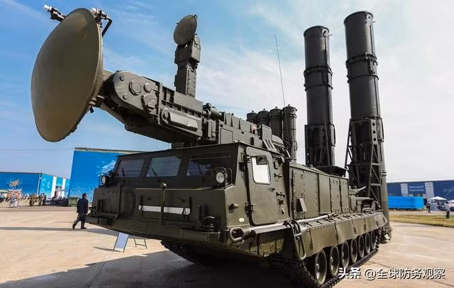 Trong các phiên bản của hệ thống phòng không S-300, thì phiên bản S-300V4 là dòng rất đặc biệt, vì tính năng cơ bản gần với hệ thống phòng không tối tân S-400.