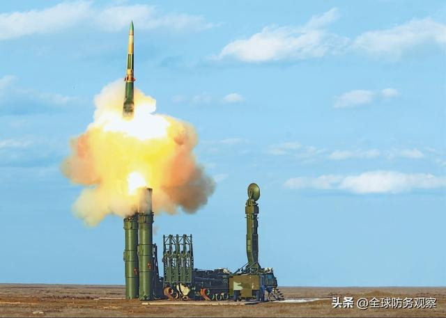 Theo những thông tin của Bộ Quốc phòng Nga, một phần công nghệ của S-300V4 đã được kế thừa từ hệ thống S-400, do đó mang lại cho S-300V4 khả năng tấn công mạnh mẽ. Đạn tên lửa 40N6 của S-300V4 cũng được sử dụng trên hệ thống phòng không tối tân S-400.