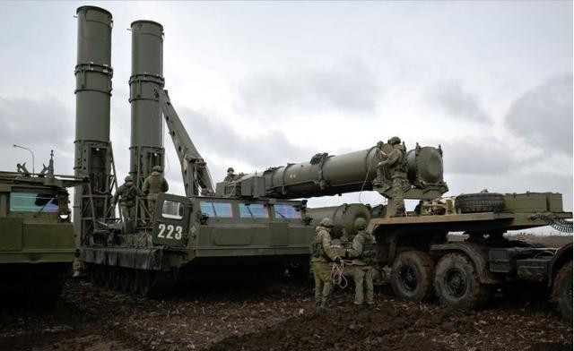 Để ngăn chặn các vụ tấn công của Không quân Ukraine, Quân đội Nga đã triển khai hệ thống phòng không S-300V4 ở khu vực Belgorod, nhằm ngăn chặn từ xa các hoạt động tấn công liều lĩnh của Không quân Ukraine.