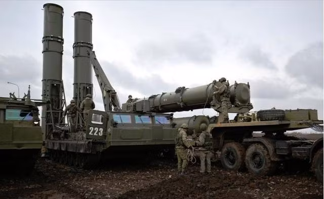 Để ngăn chặn các vụ tấn công của Không quân Ukraine, Quân đội Nga đã triển khai hệ thống phòng không S-300V4 ở khu vực Belgorod, nhằm ngăn chặn từ xa các hoạt động tấn công liều lĩnh của Không quân Ukraine.