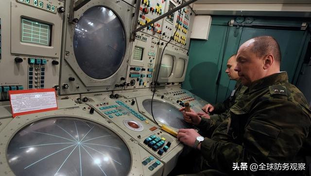 Qua vụ bắn hạ chiến đấu Su-27 và Su-24 của Không quân Ukraine vừa qua, tên lửa S-300V4 của Nga đã thiết lập kỷ lục thế giới mới. Hiện tại, khoảng cách tiêu diệt mục tiêu 217 km của tên lửa phòng không đất đối không S-300V4, là kỷ lục phòng không xa nhất được thiết lập và thành tích này lại thuộc về tên lửa của Nga.