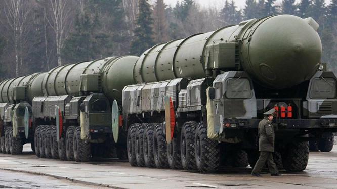 Thứ ba, Nga là một quốc gia có vũ khí hạt nhân, nếu một quốc gia có vũ trang hạt nhân, mà tuyên chiến với một quốc gia phi hạt nhân, thì chắc chắn sẽ bị phương Tây thổi phồng và chèn ép trong dư luận.