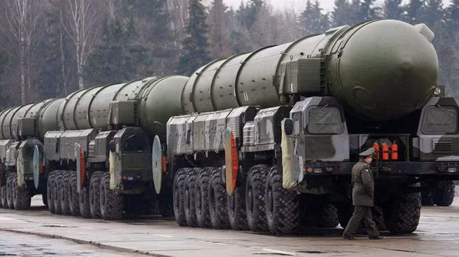 Thứ ba, Nga là một quốc gia có vũ khí hạt nhân, nếu một quốc gia có vũ trang hạt nhân, mà tuyên chiến với một quốc gia phi hạt nhân, thì chắc chắn sẽ bị phương Tây thổi phồng và chèn ép trong dư luận.