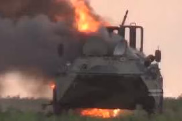 Lực lượng dân quân của Cộng hòa Nhân dân Donetsk (DPR) tự xưng, đã tiêu diệt hai xe bọc thép của Quân đội Ukraine, đang di chuyển đến làng Staromaryevka mà Ukraine chiếm được hôm 26/10 vừa qua, để chuẩn bị cho một cuộc tấn công tiếp theo vào Novaya Maryevka.