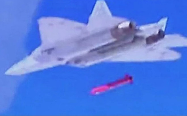 Trong quá trình chiến đấu, một hoặc hai chiếc Su-57 cùng bật radar điều khiển hỏa lực và số còn lại của đội hình chiến đấu ở chế độ tắt máy. Bằng cách này, tên lửa do chiến đấu cơ Su-57 phóng đi, có thể đóng một vai trò lớn hơn khi có sự hợp tác của các máy bay chiến đấu khác.