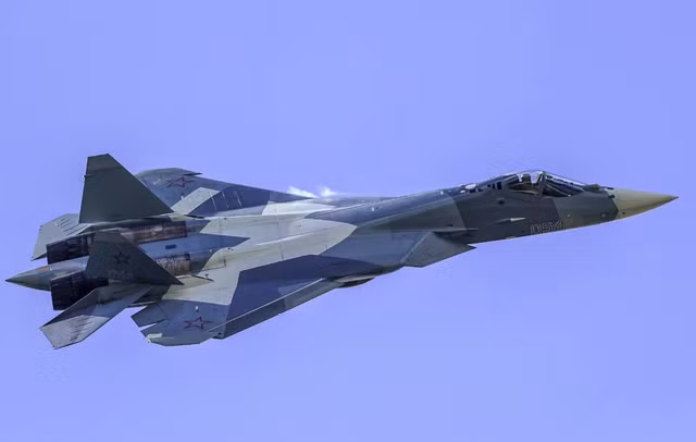 Trước khi đưa vào biên chế chiến đấu trong lực lượng không quân, Nga đã triển khai Su-57 tới căn cứ không quân Hmeymim đặt tại tỉnh Latakia của Syria, và sau đó quân đội Nga sau đó đã công bố video máy bay chiến đấu này bắn trúng mục tiêu của phiến quân.